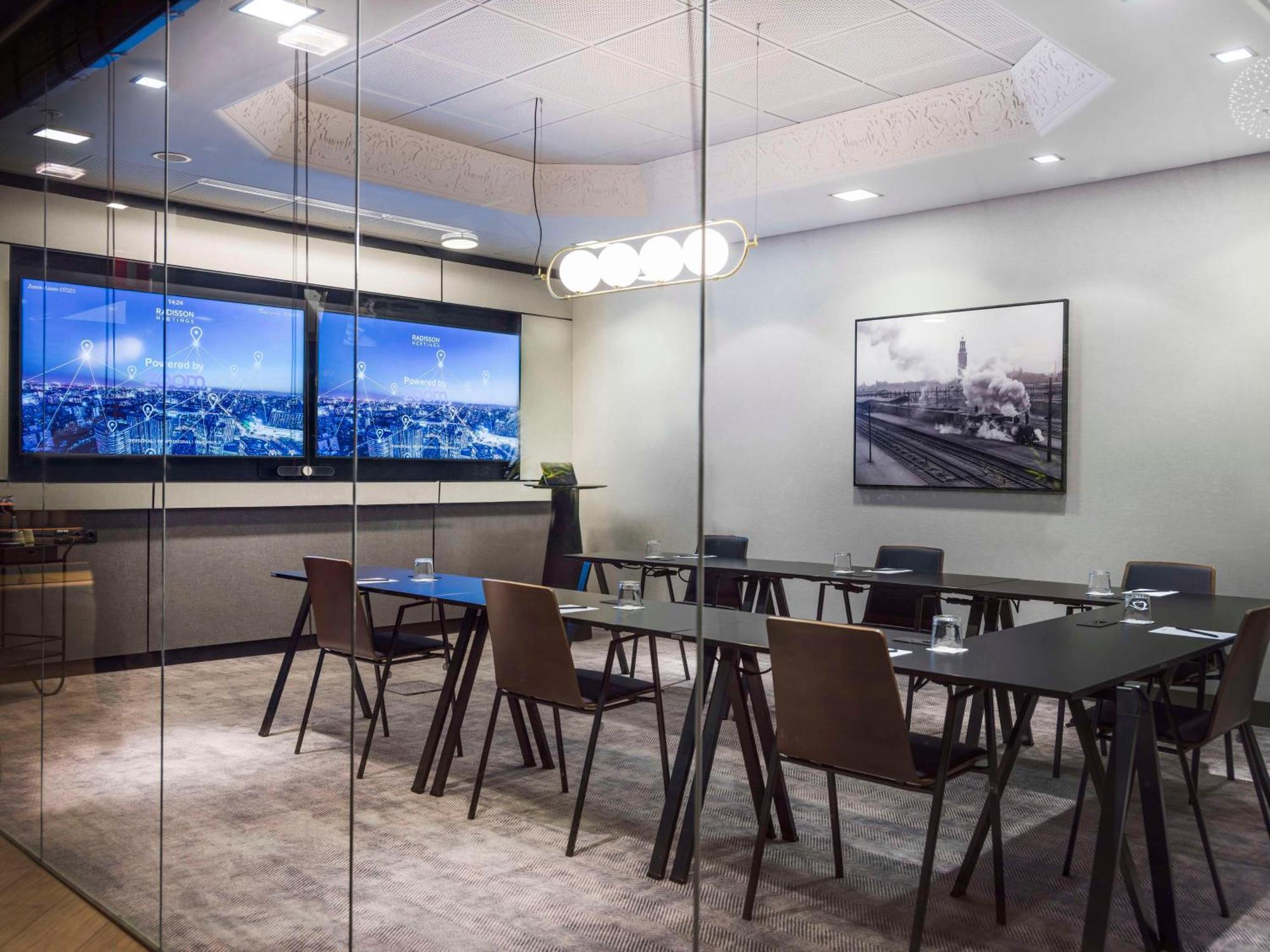 Radisson Blu Royal Viking Hotel, Stockholm Exterior foto Meeting room with a large screen